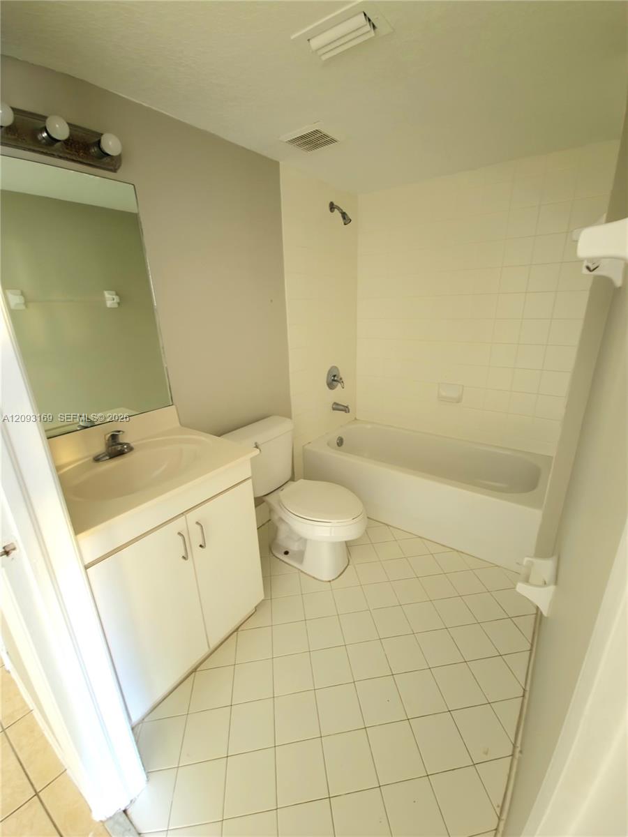990 Ne 33rd Terrace 102 Property Photo 9