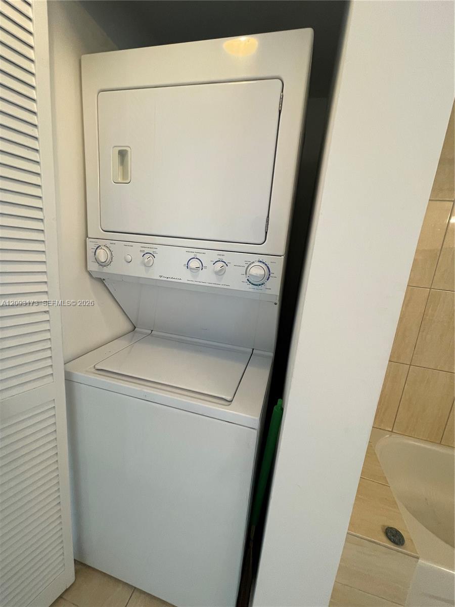 1750 N Bayshore Drive 2810 Property Photo 28