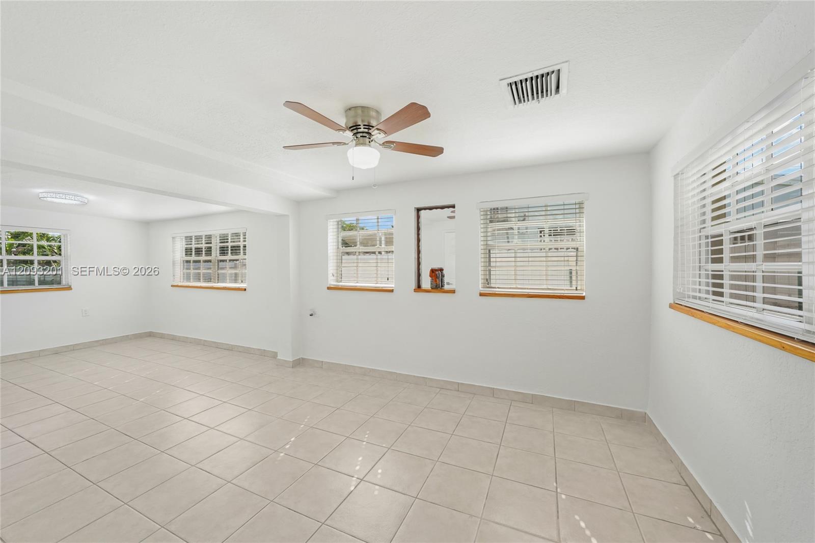 1250 W 34th Street Property Photo 10