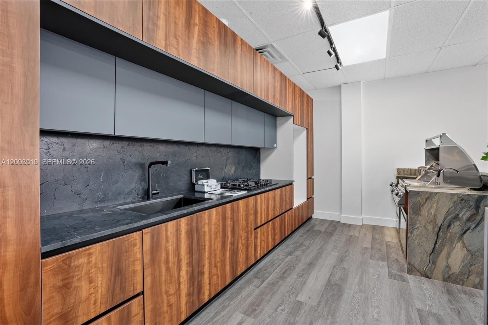 A12093519 Property Photo 13