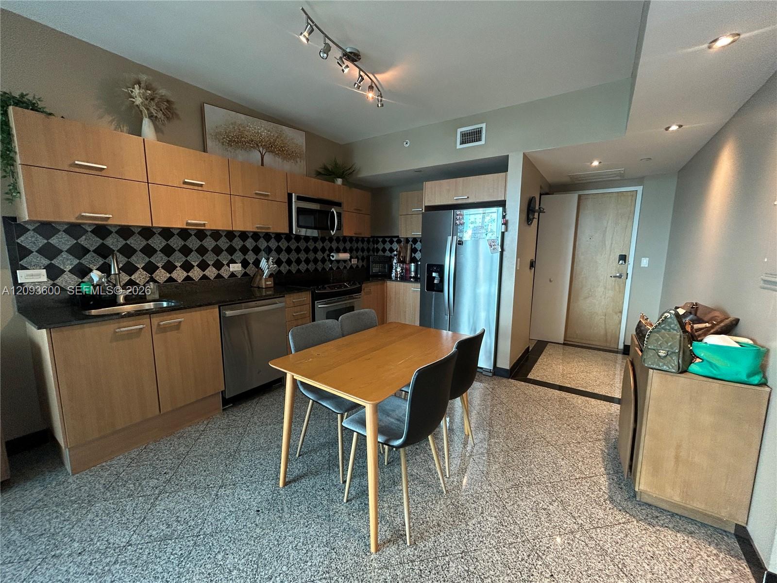 A12093600 Property Photo 5
