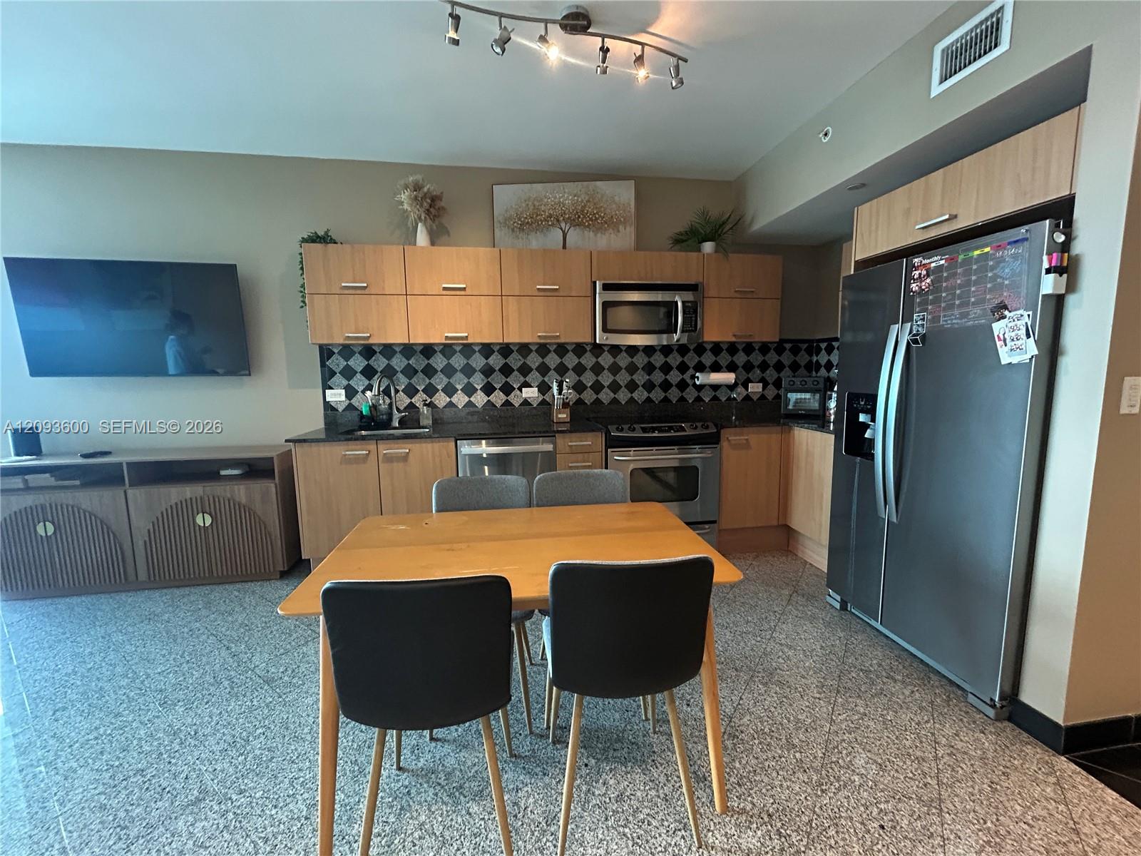 A12093600 Property Photo 6