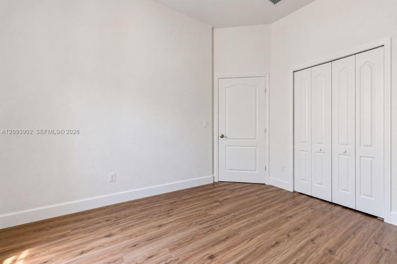 A12093902 Property Photo 25