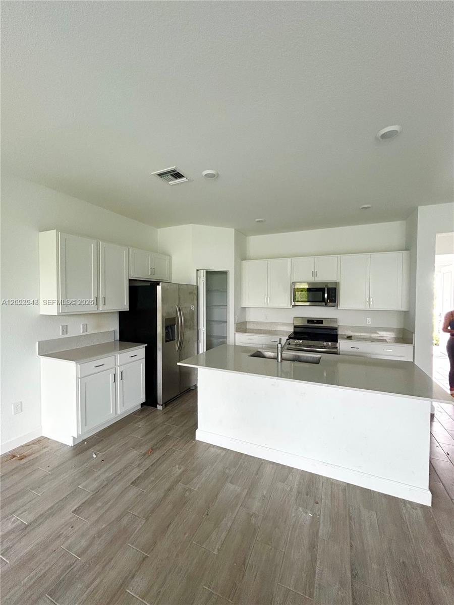 A12093943 Property Photo 3