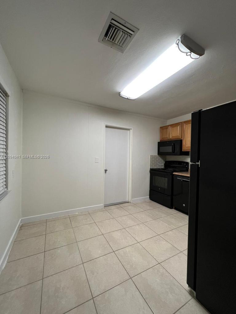 2471 Dewey Street Property Photo 6