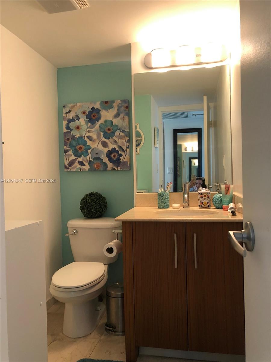 10275 Collins Avenue 427 Property Photo 9