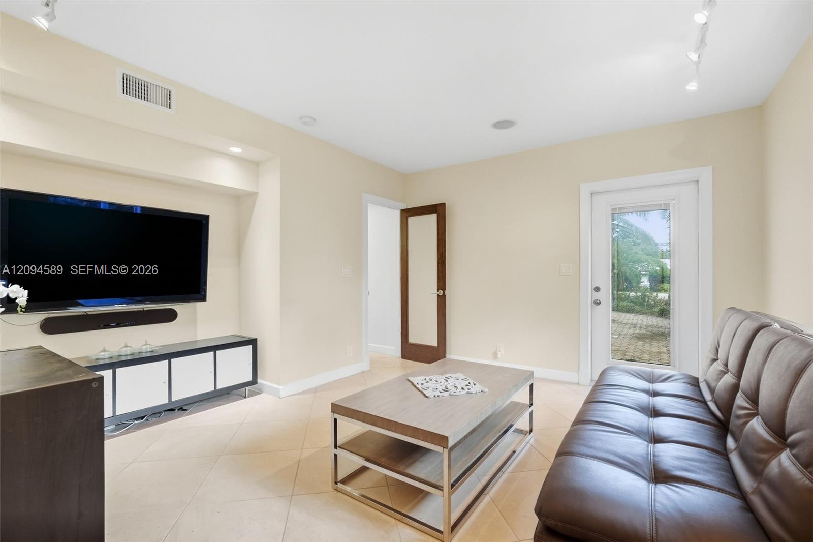 521 N Victoria Park Road Property Photo 6