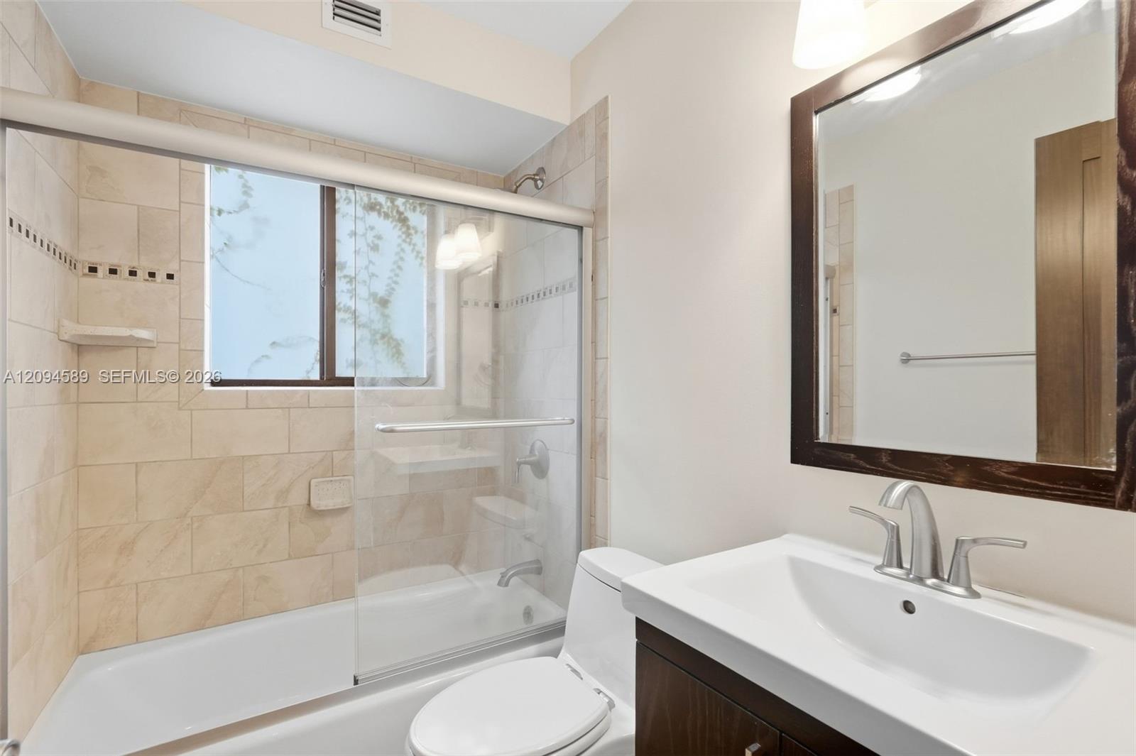521 N Victoria Park Road Property Photo 8