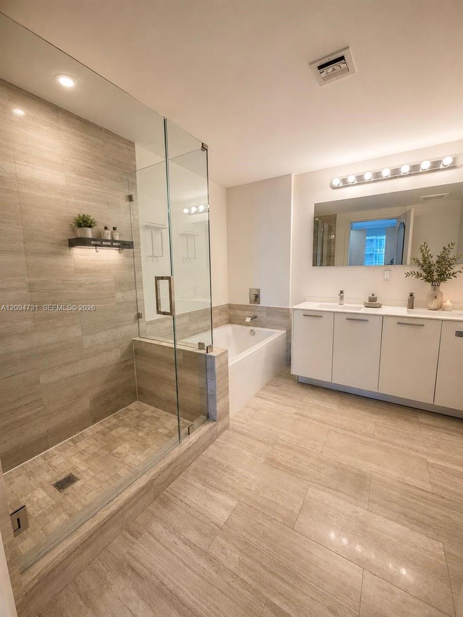 1300 Brickell Bay Drive 1904 Property Photo 18