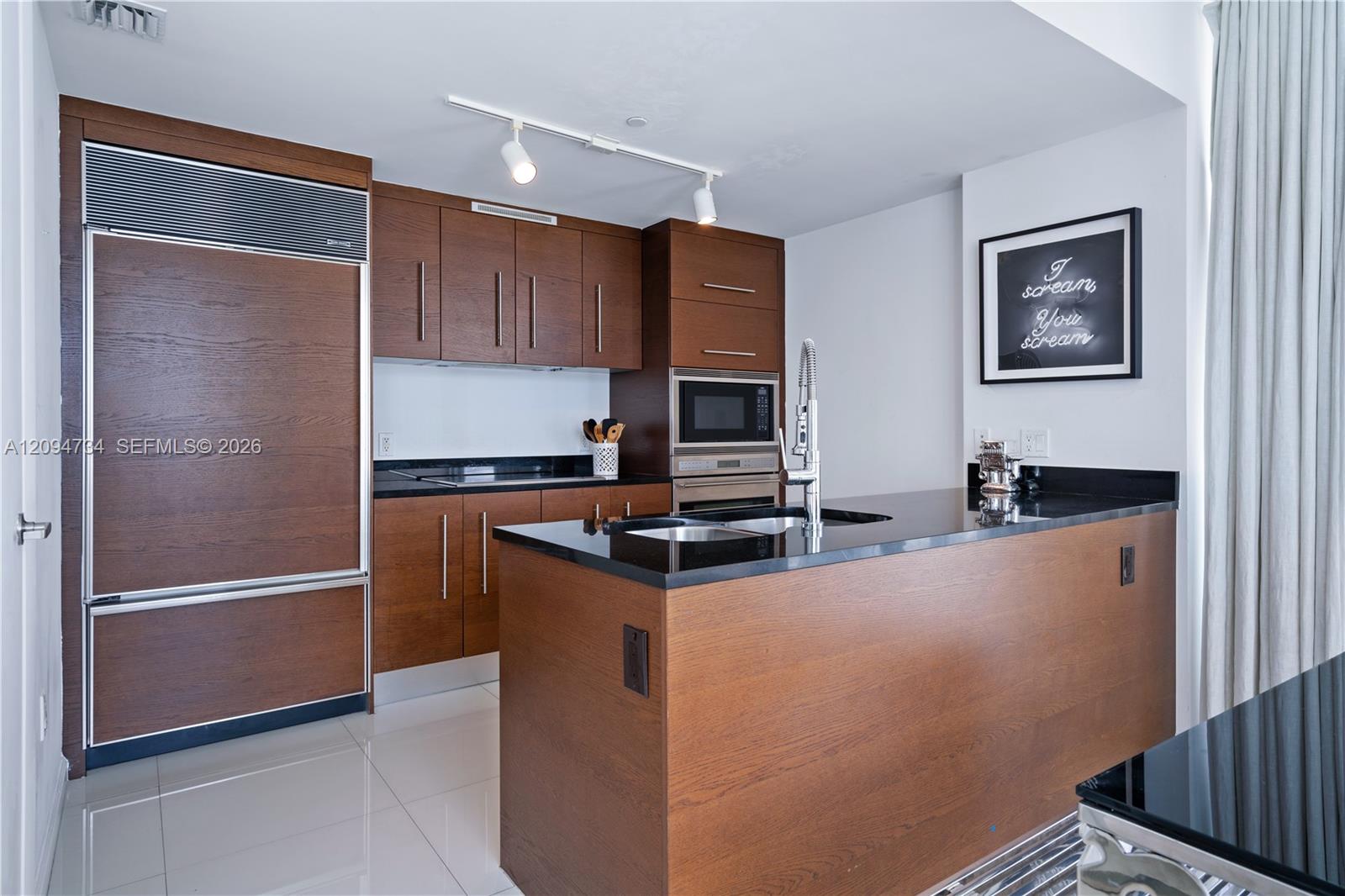 485 Brickell Avenue 3904 Property Photo 5