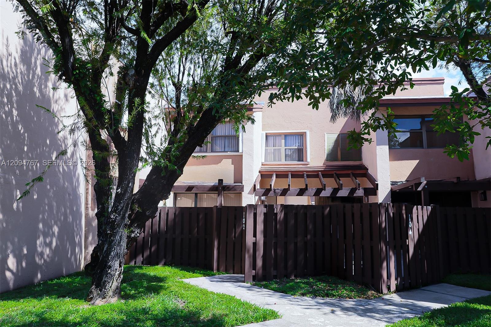 445 W Park Drive 102-4 Property Photo 1