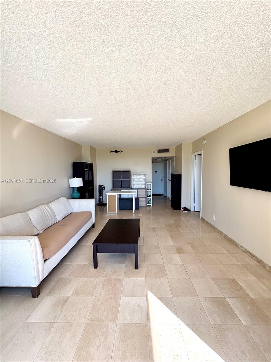 20301 W Country Club Drive 1025 Property Photo 4