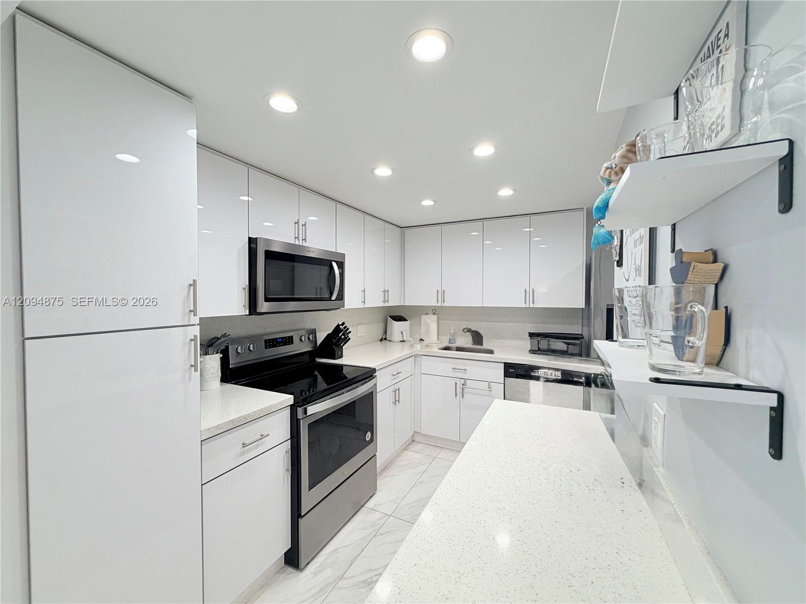 2201 S Ocean Drive 605 Property Photo 3