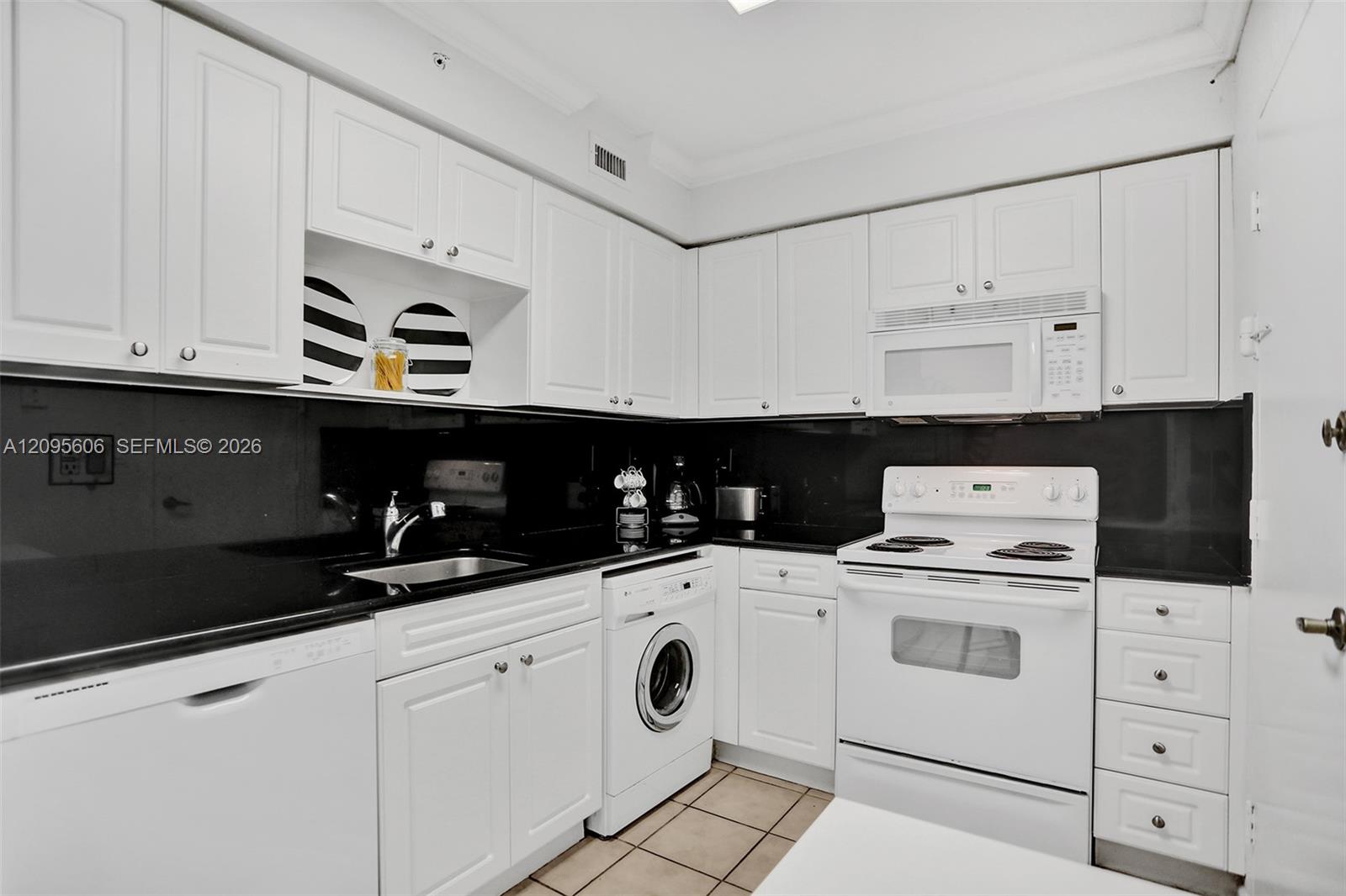 2501 S Ocean Drive 531 (available Dec 10) Property Photo 15