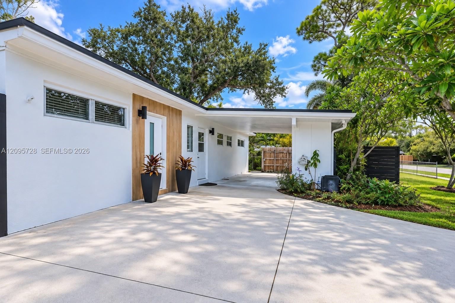 3121 Sw 15th Court Property Photo 4