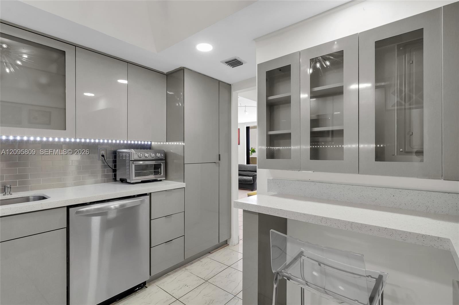 1623 Collins Avenue 812 Property Photo 2