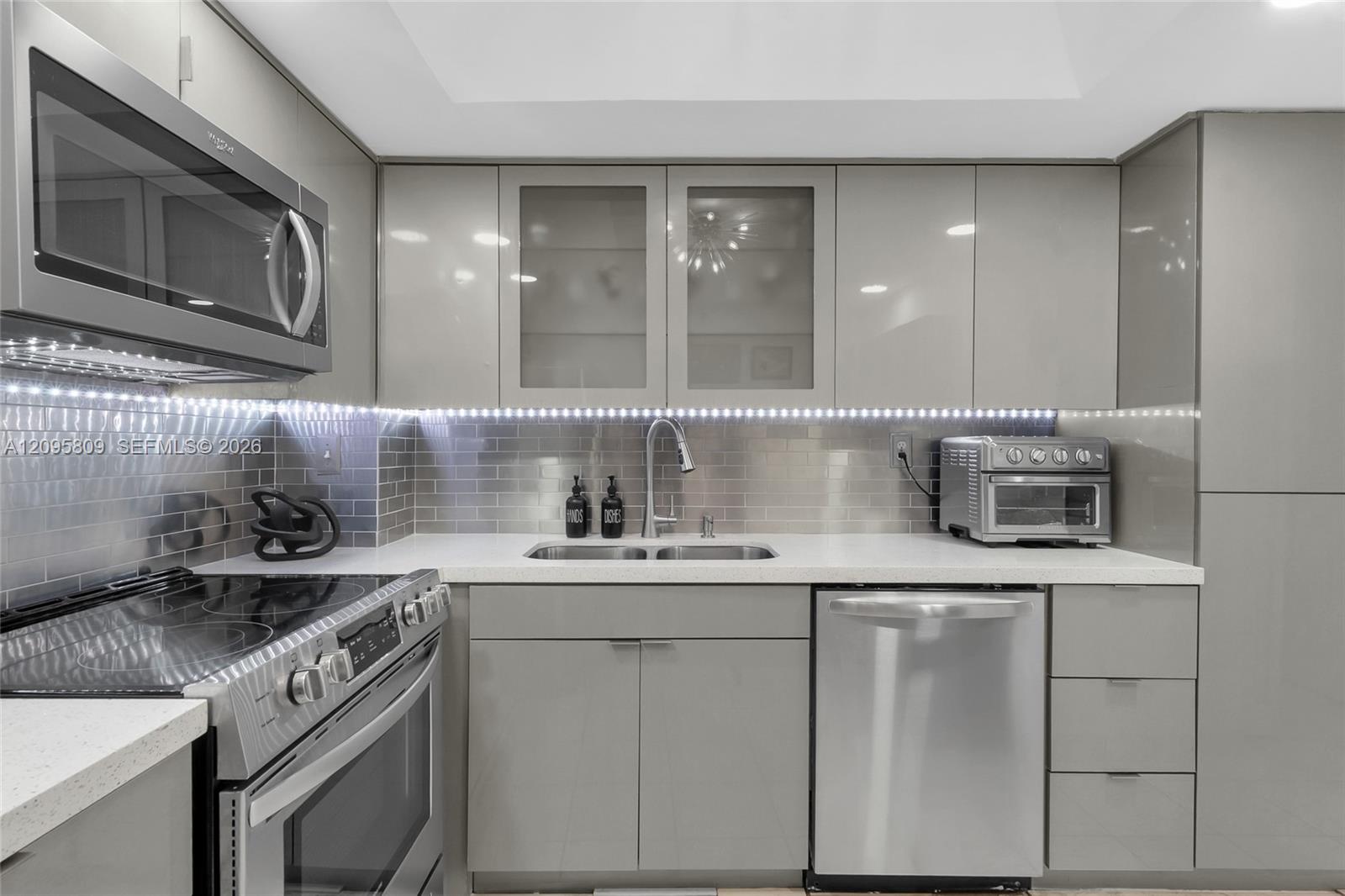 1623 Collins Avenue 812 Property Photo 17