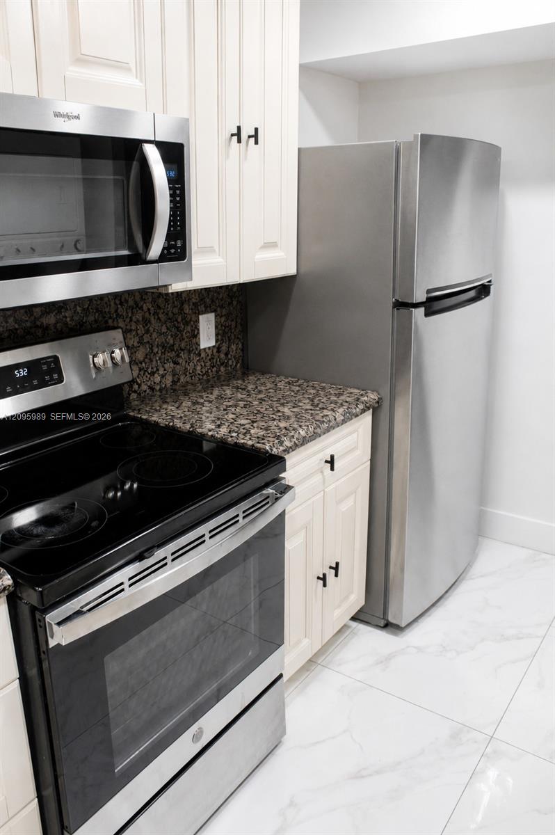 A12095989 Property Photo 12