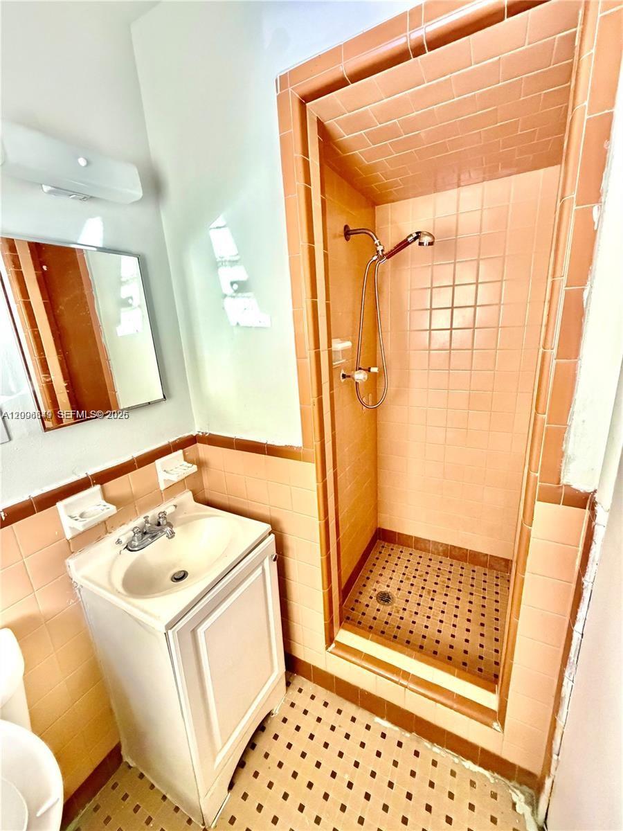 2041 Jackson Street 2 Property Photo 8