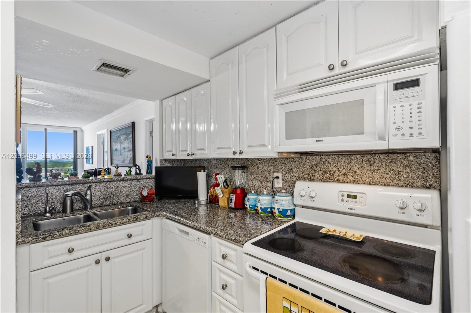 4301 Collins Avenue 901 Property Photo 19