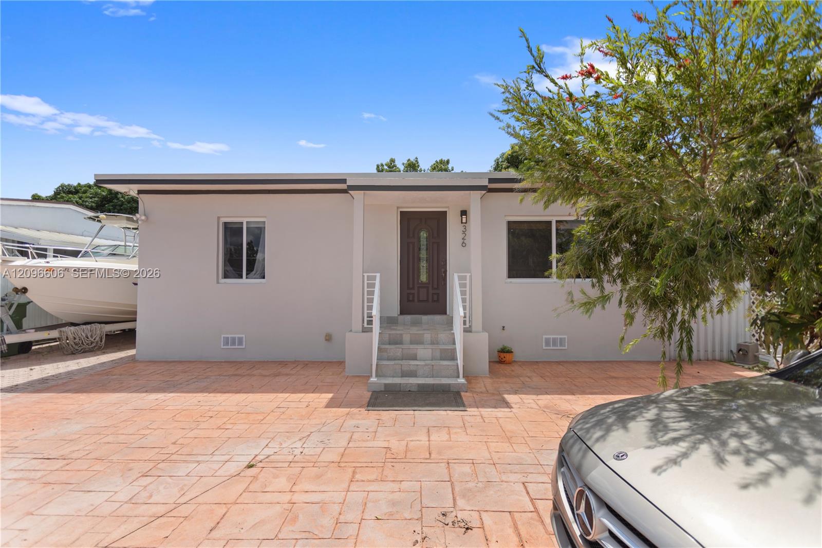 326 E 44th Street Property Photo 1