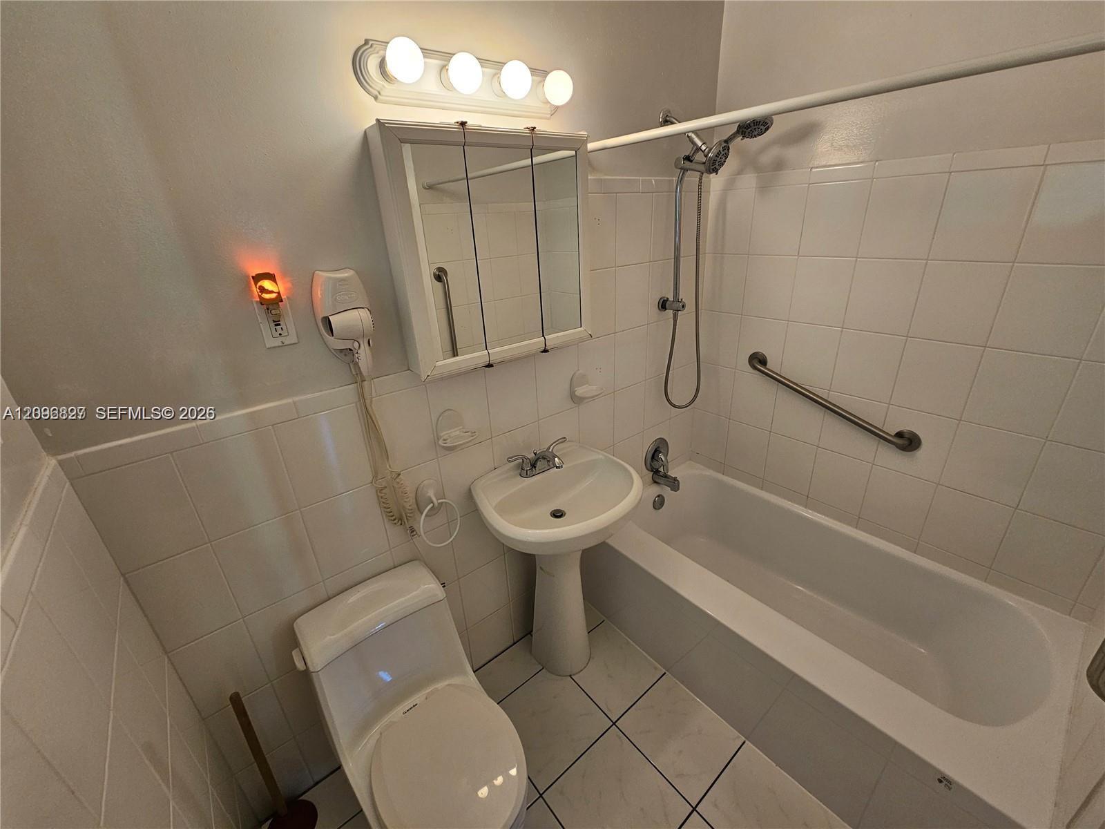 3221 Ne 7th Place B Property Photo 15