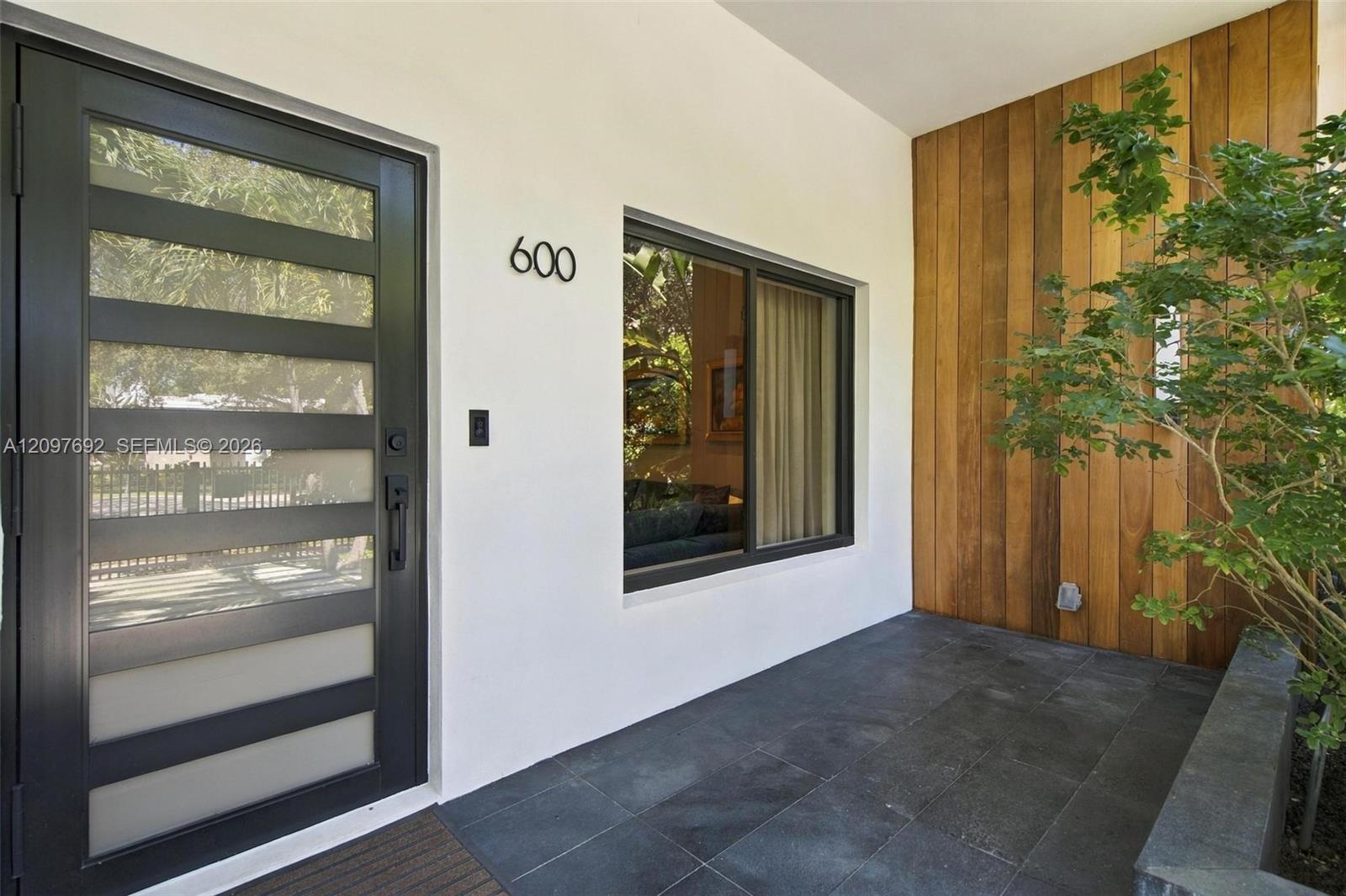 600 W 51st Street Property Photo 4