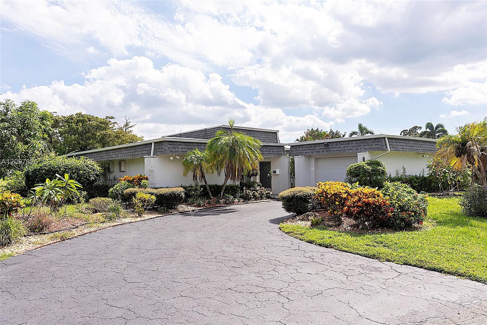 5010 Banyan Lane Property Photo 1
