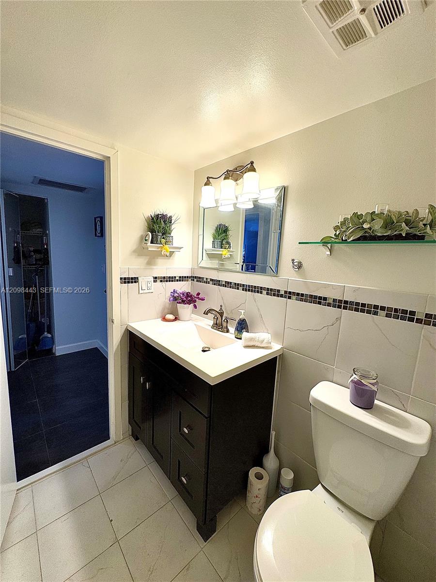 100 Golden Isles Drive 806 Property Photo 38