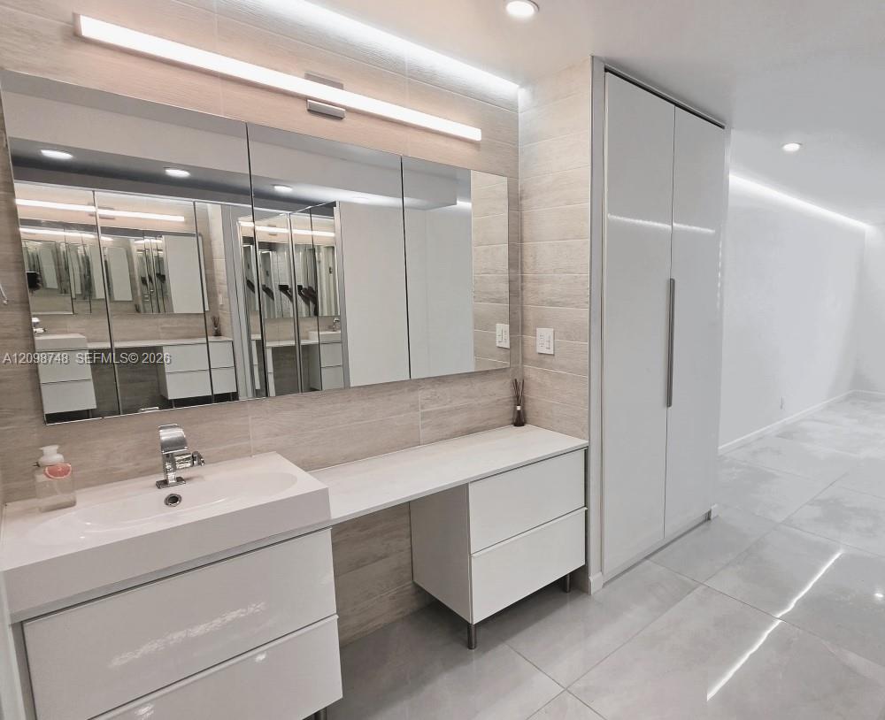 A12098748 Property Photo 4