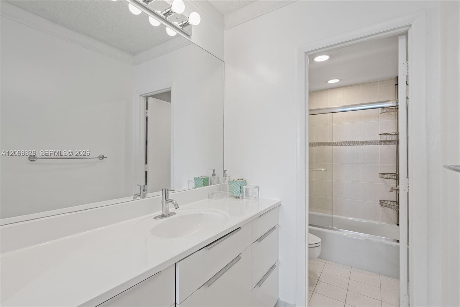 300 Bayview Drive 1710 Property Photo 29