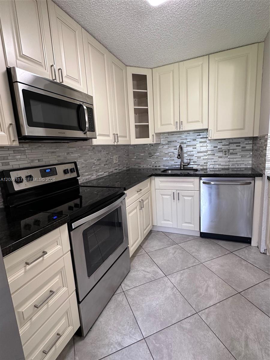 5515 Courtyard Drive 5515 Property Photo 5