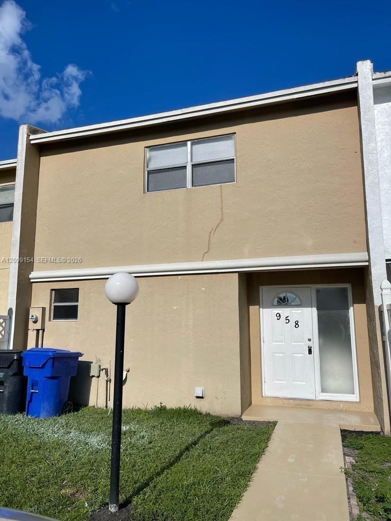 958 SW 74th Avenue Property Photo 1
