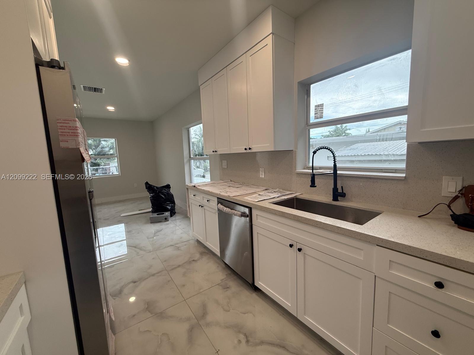 2445 Taft Street - Property Photo 12