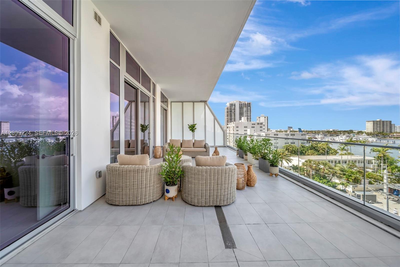 153 N Seabreeze 403
