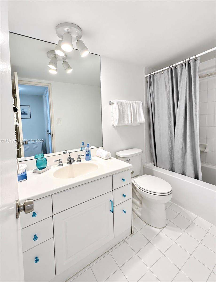 5151 Collins Avenue 921 Property Photo 8