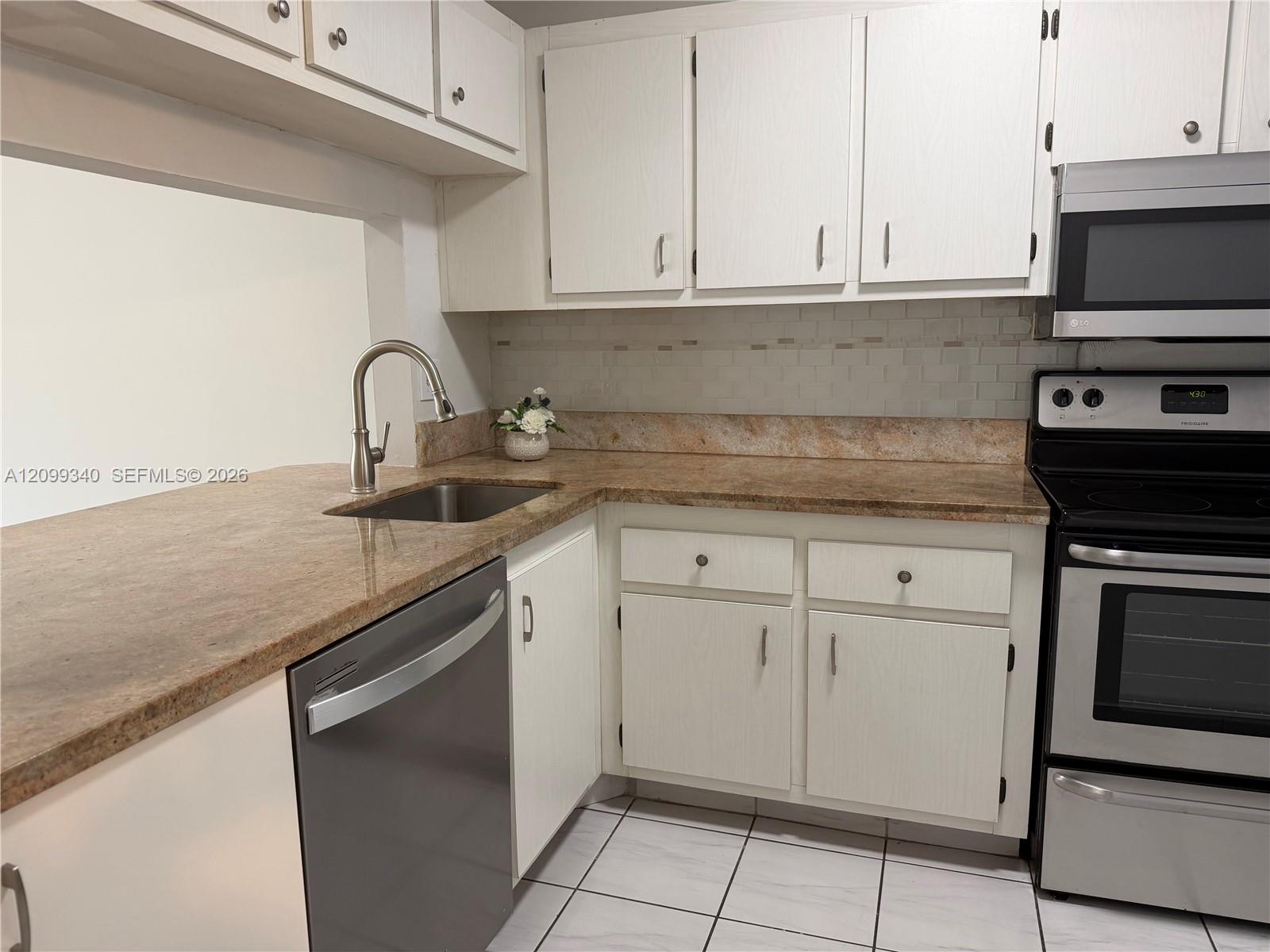 9235 Lagoon Place 116 Property Photo 12