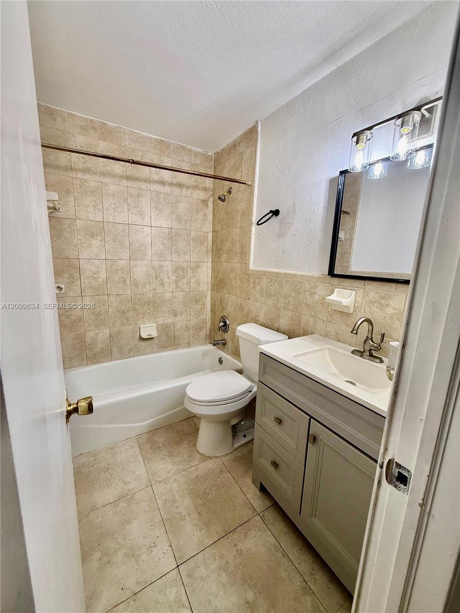 1002 S 28th Avenue 0 Property Photo 3