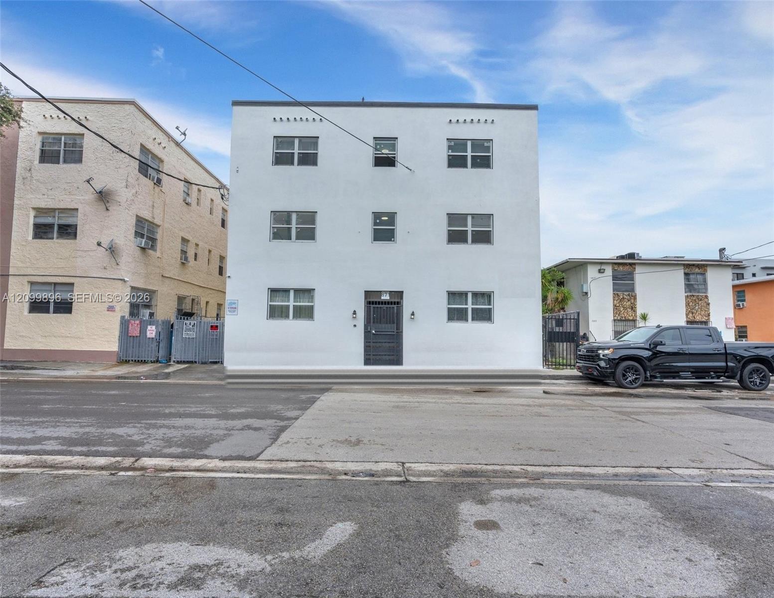 871 SW 3rd Street Property Photo 1