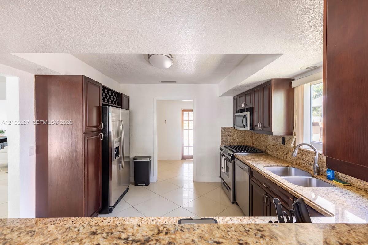 10911 Taft Street Property Photo 10