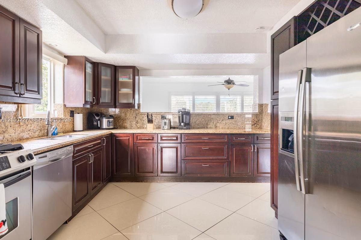 10911 Taft Street Property Photo 11