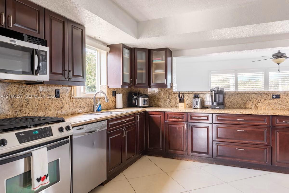 10911 Taft Street Property Photo 12