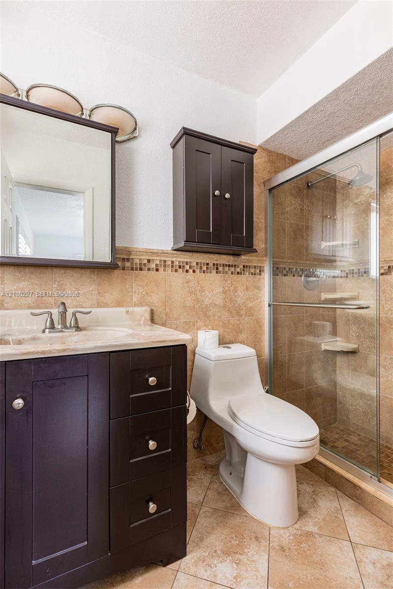 10911 Taft Street Property Photo 17