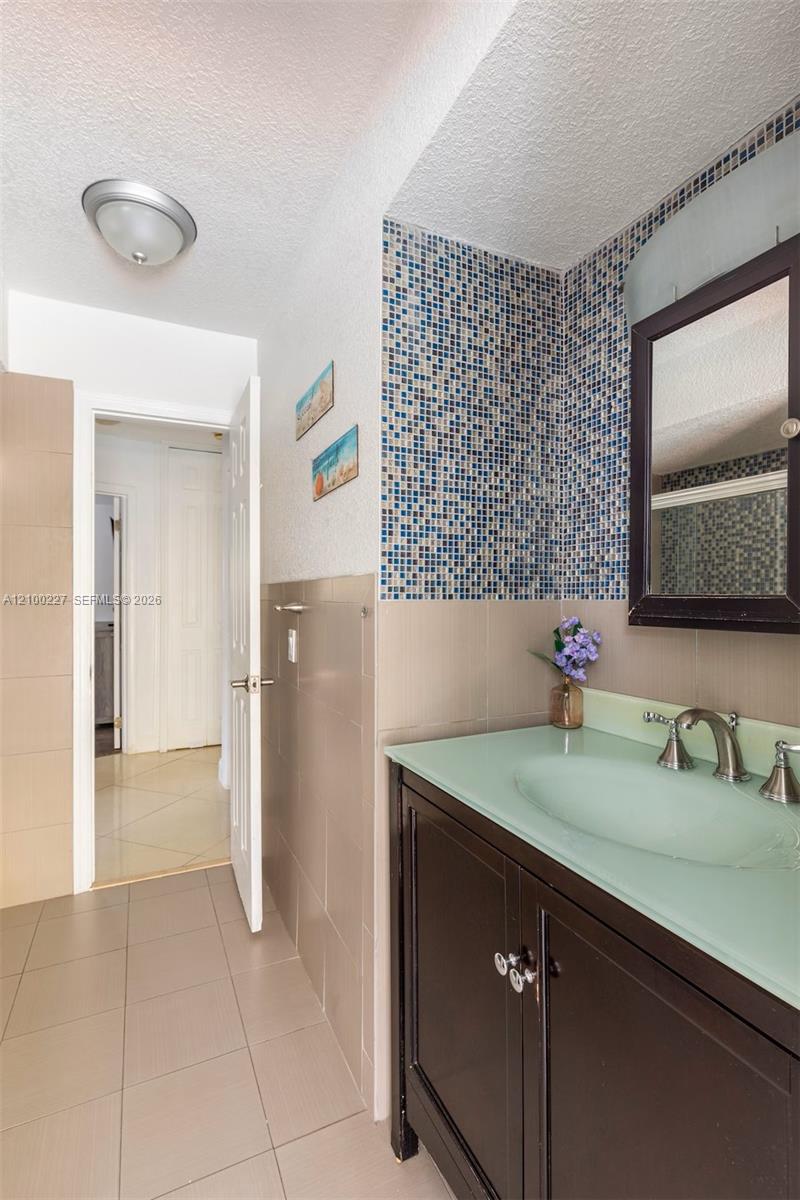 10911 Taft Street Property Photo 18