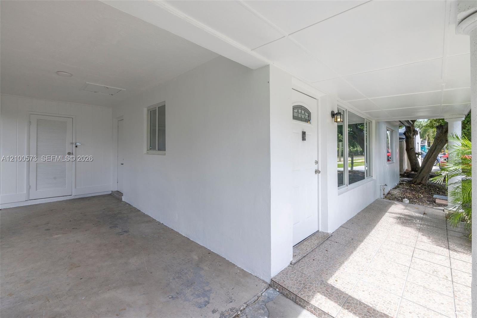 2733 Harding Street Property Photo 4