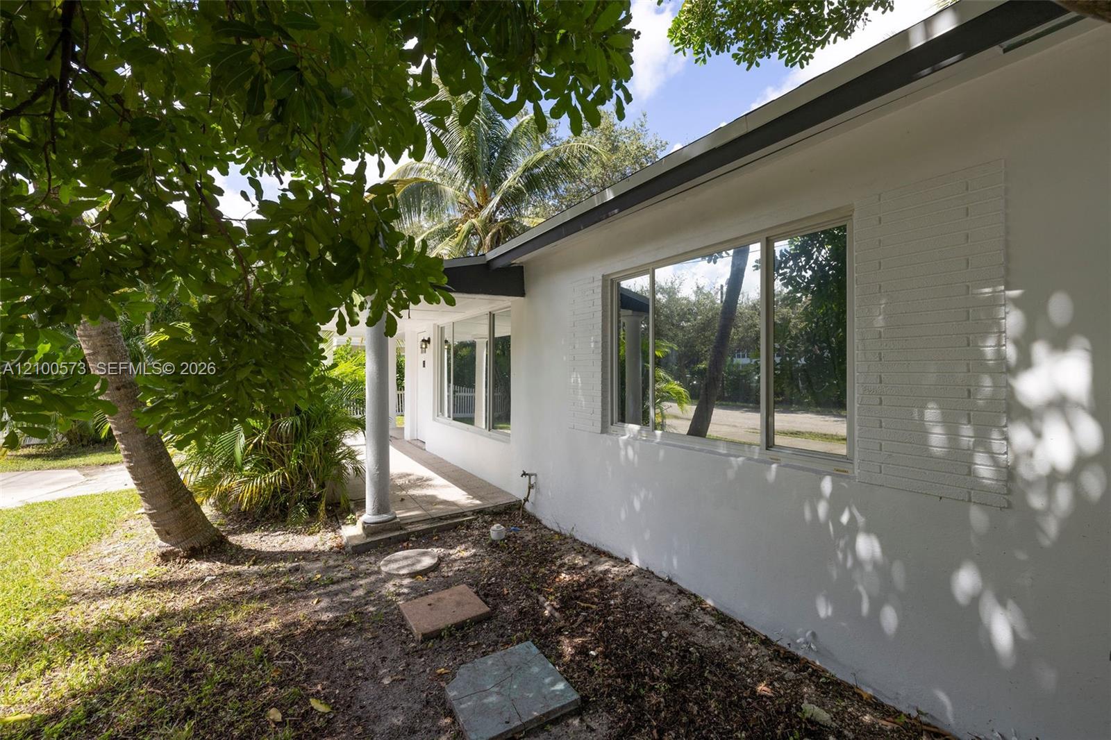 2733 Harding Street Property Photo 5