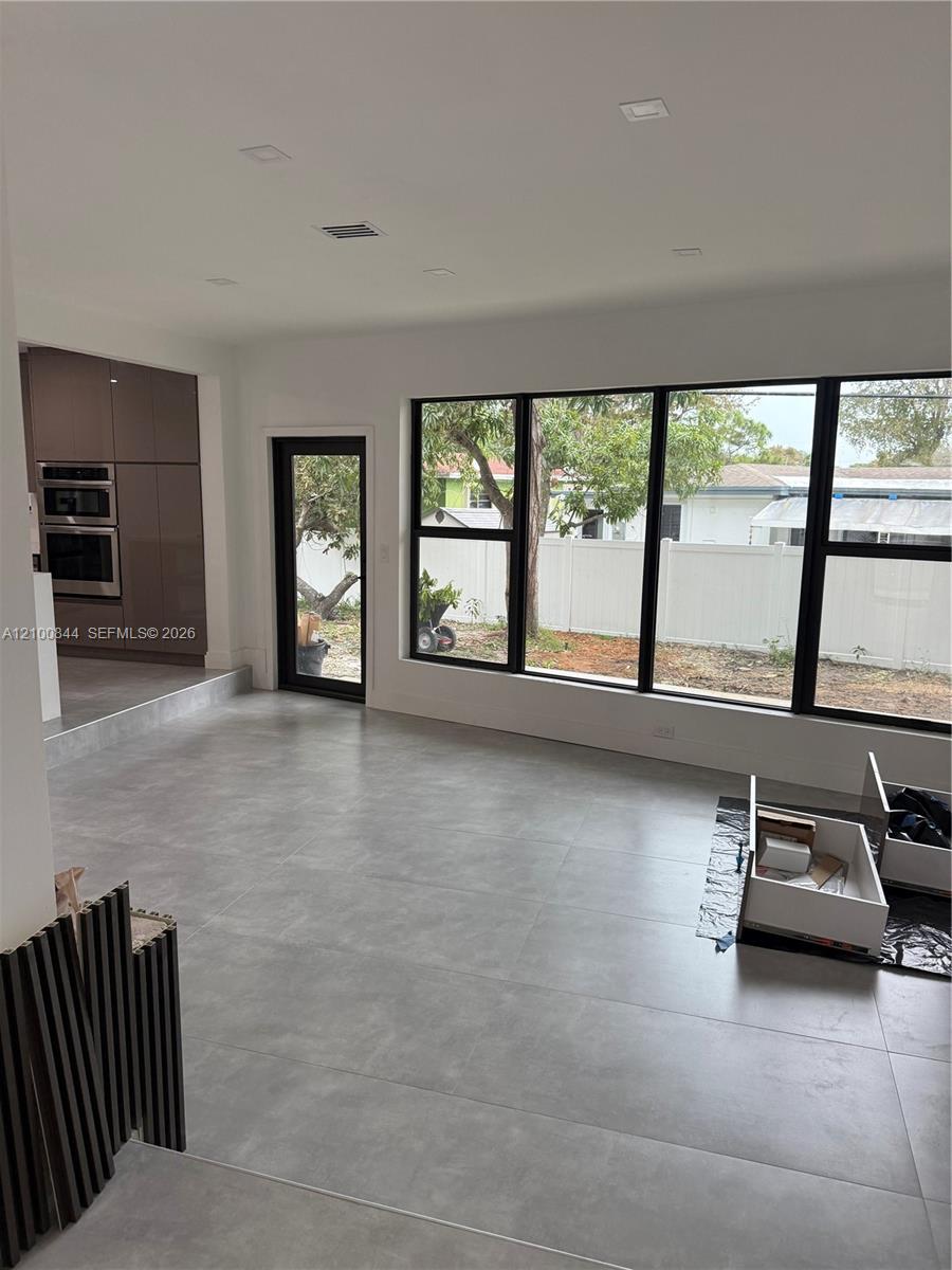 12615 N Miami Avenue Property Photo 8