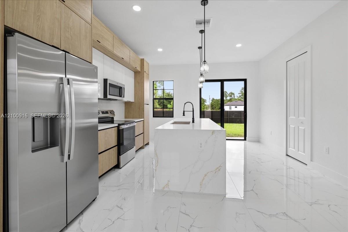 1205 Damen Street E Property Photo 18