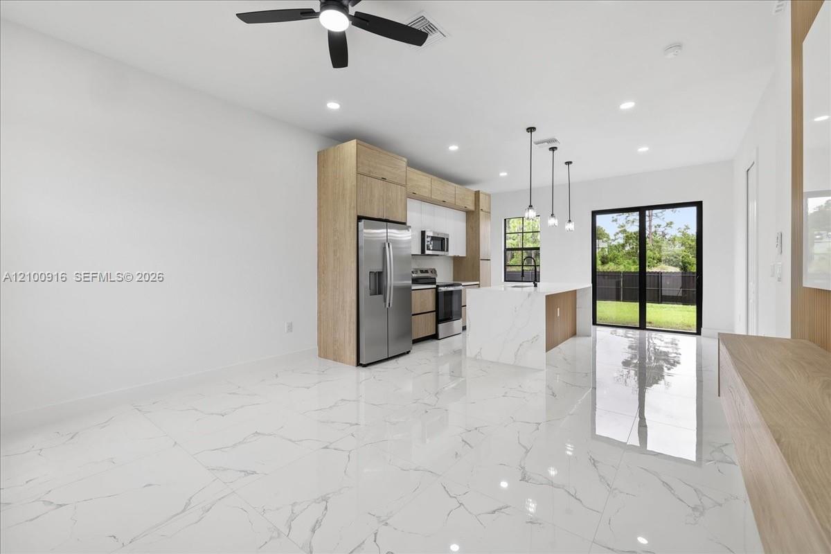 1205 Damen Street E Property Photo 23