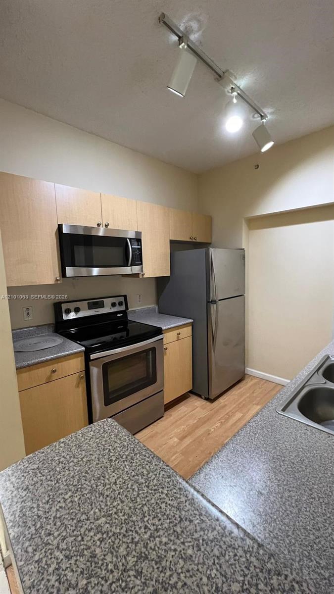 1919 Van Buren Street 813a Property Photo 8